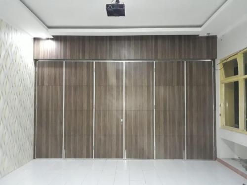 Partisi Lipat Semi Redam