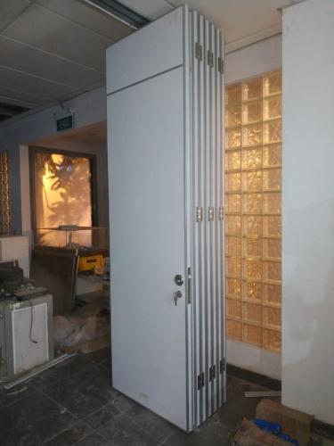 Partisi Lipat Semi Redam